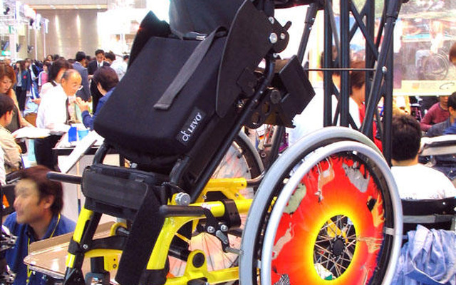 【福祉機器展04】座ったまま立つ? …スタンディング車いす
