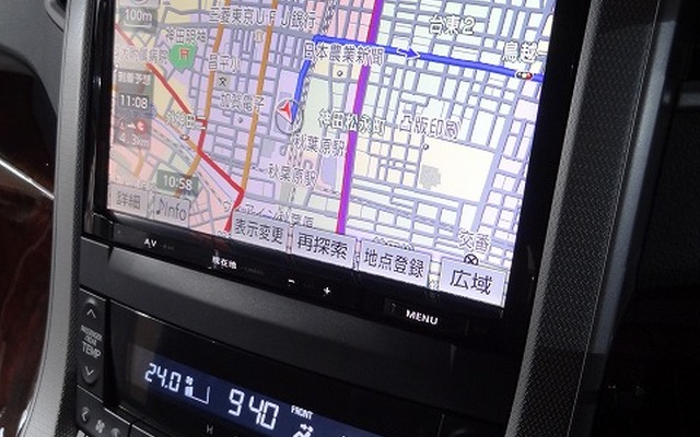 9インチモニターが自慢の『AVN-ZX02i』、フィットパネルは現行車以外も用意する。