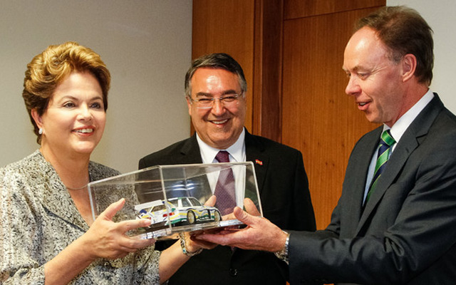 ブラジルのルセフ大統領と会談したBMWグループのイアン・ロバートソン取締役