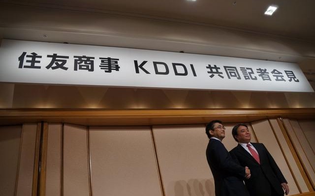 写真左から：KDDIの高橋誠代表取締役執行役員専務、住友商事の大澤善雄代表