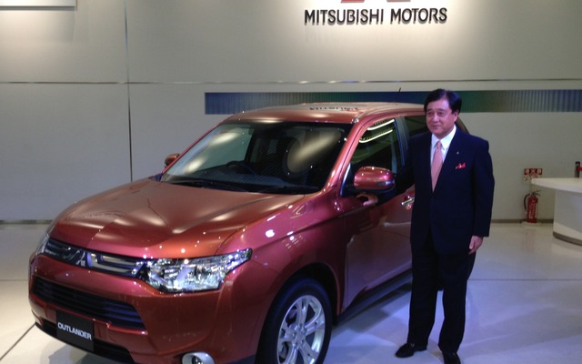 三菱自動車の益子修社長と新型アウトランダー