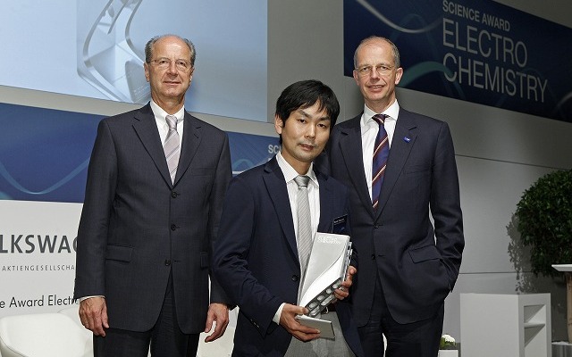 VW取締役 ハンス・ディーター・ペッチ氏（左）、東京理科大学総合研究機構 講師 藪内直明氏（中央）、BASF取締役会長 Dr.クルト・ボック氏（右）