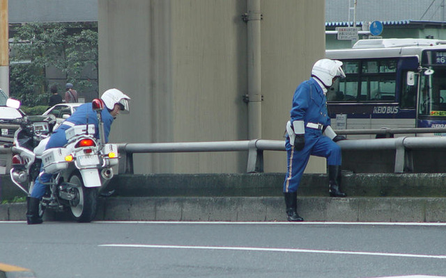 【ついに来たぞ改正道交法】ドライバーから見えにくい位置に警察官は立つ