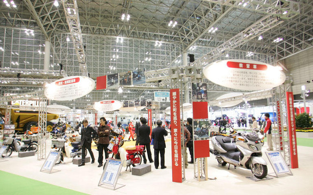 【東京モーターショー04】体験ゾーン…RX-7のパトカーにも乗れる