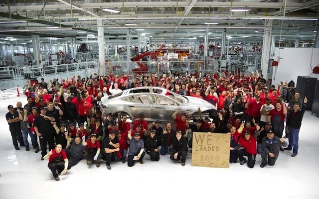 1000台目が完成したモデルSのホワイトボディ