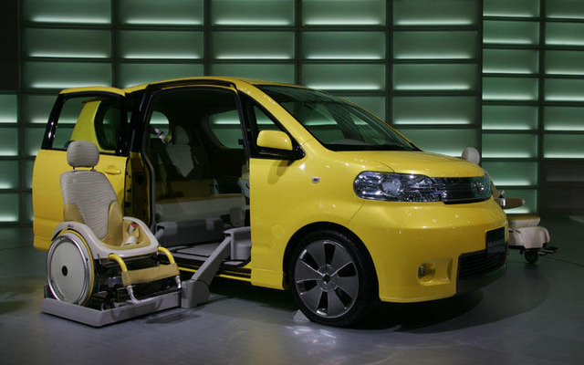 【東京モーターショー04】ポルテ、両側スライドドアは車いす向け…