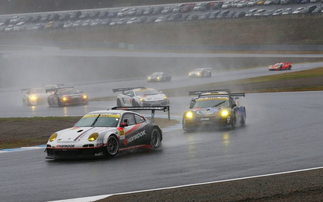 【SUPER GT 最終戦】GT300は峰尾/横溝組のポルシェが逆転でタイトル制す［写真蔵］