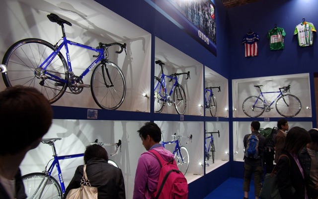 GIOSブース。65周年記念モデルのクラシックバイク「スチールマスター」が人気