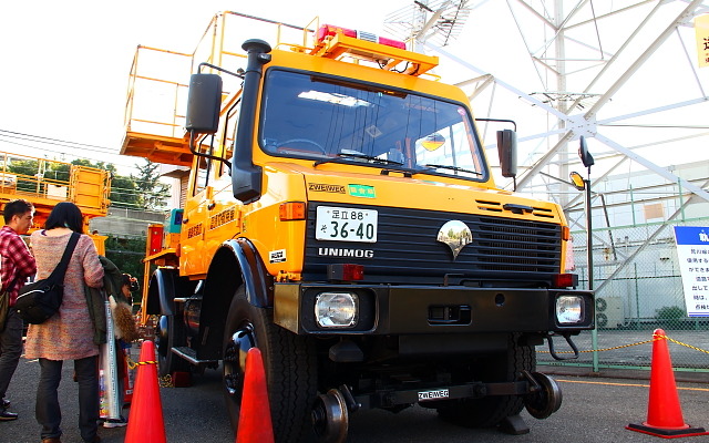 東京都交通局のウニモグ（軌陸両用架線作業車）