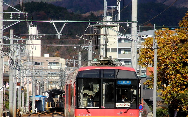 紅葉の時期をむかえる叡山電車沿線
