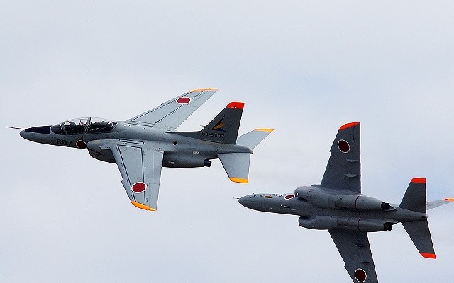 元戦闘機パイロット（50歳代）がT-4練習機を飛ばす。ブルーインパルスに対抗し、シルバーインパルスを自称する。