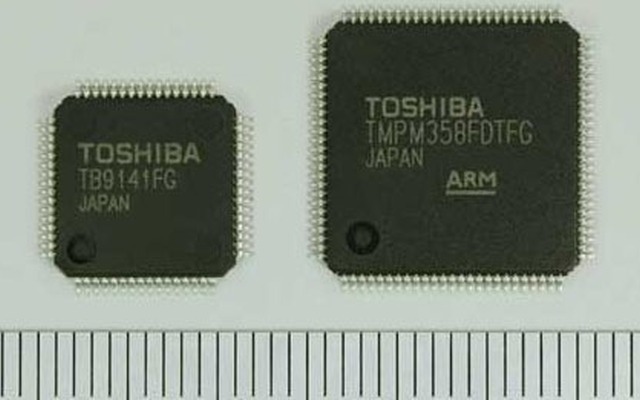 車載向けリチウムイオン電池監視チップセット　監視IC「TB9141FG」（左）/マイクロコントローラ「TMPM358FDTFG」（右）