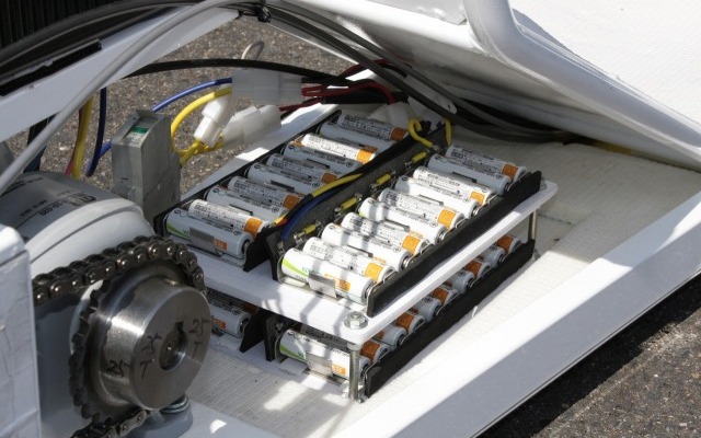 パナソニックの単3形「充電式EVOLTA」40本を動力源として使用