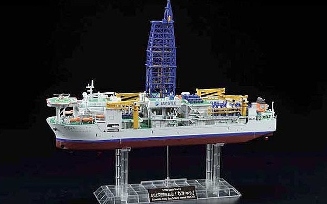 地球深部探査船「ちきゅう」1/700 バンダイプラモデル（組立編