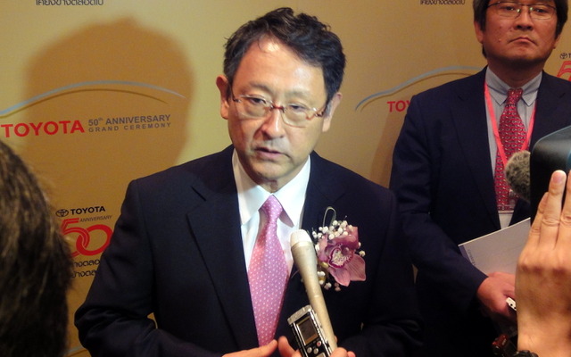 記者団の囲み取材に応じる豊田社長