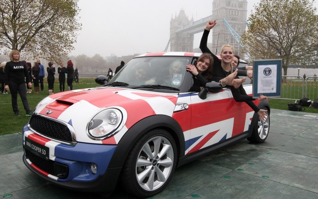 MINI、世界最多乗車ギネス記録を更新…28人