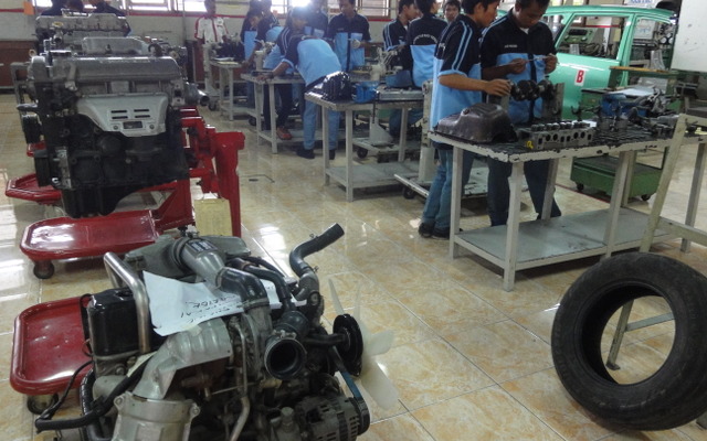 T-TEPのエンジン整備実習（専門学校SMKN2DEPOK）