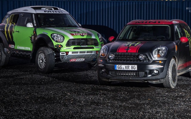 MINI クロスオーバーのダカールラリーサポートカー