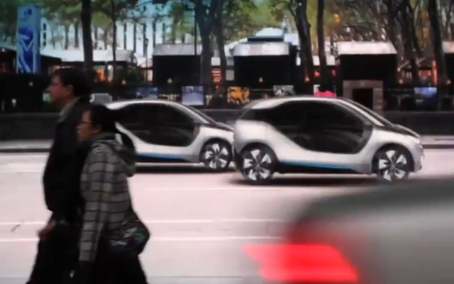 米ニューヨークのショーウインドウに映し出されたBMW「i」　ブランド車