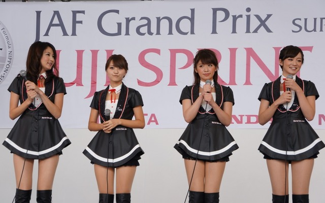 写真左から、前田真麻（MAASA）、桃原美奈（MINA）、遠野千夏（CHIKA）、橋本雪乃（YUKINO）