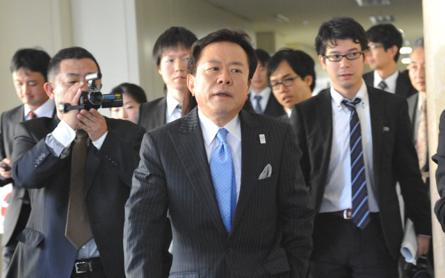 出馬表明後に各党への挨拶に向かう猪瀬直樹東京都副知事（21日・都庁）