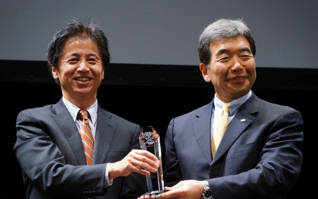 86のチーフエンジニア多田哲哉氏（左）と富士重工業取締役専務執行役員の武藤直人氏