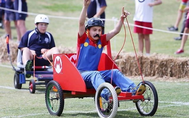 カートコンテストに自作のマリオカートで出場した少年、ゴール時に転倒して鎖骨を骨折