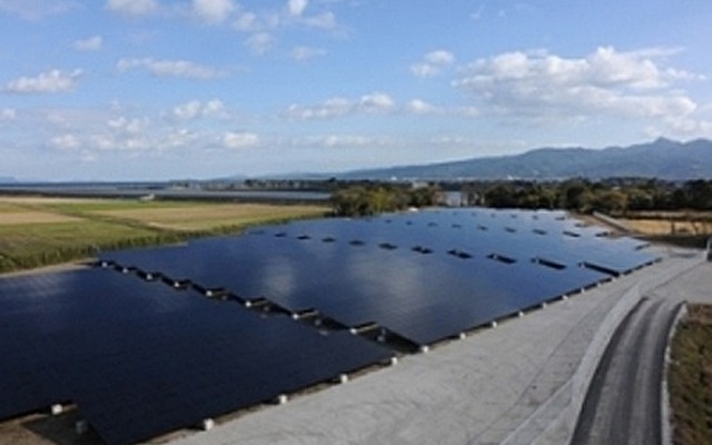 ソーラーフロンティア製CIS薄膜太陽電池を設置した様子