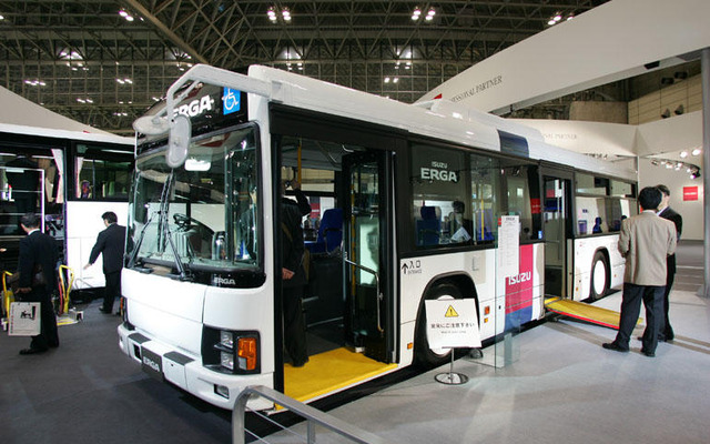 【東京モーターショー04】写真蔵…いすゞ エルガ はユニバーサルデザイン
