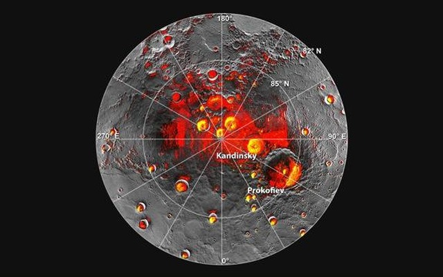 メッセンジャーが観測した、水星の北極地方の地形図。赤い部分が日陰。　NASA/Johns Hopkins University Applied Physics Laboratory/Carnegie Institution of Washington/National Astronomy and Ionosphere Center, Arecibo Observatory. 