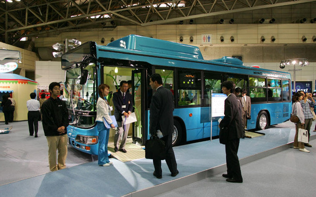 【東京モーターショー04】写真蔵…日野 ハイブリッドバス セレガとブルーリボンシティ