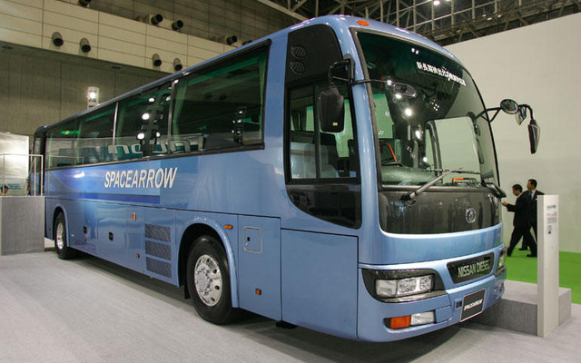 【東京モーターショー04】写真蔵…日産ディーゼル 尿素SCRシステム搭載高速バス