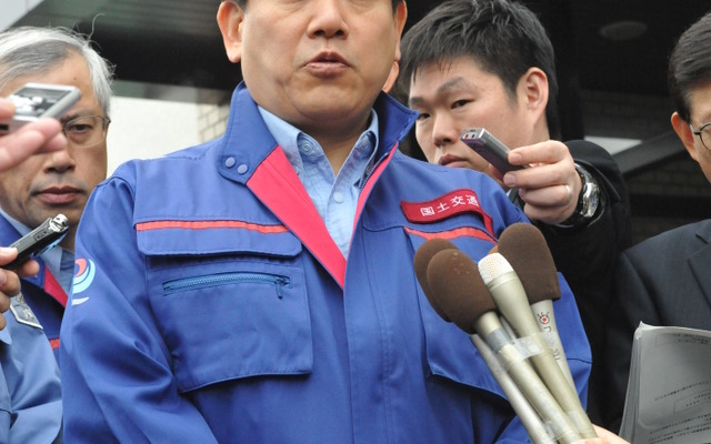 「なくなった方、被害にあわれた方に、お見舞いを申し上げます」と語る羽田国交相（3日・山梨県大月市）