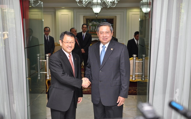 インドネシアのユドヨノ大統領に面会した豊田章男社長（12年11月10日　トヨタ提供）