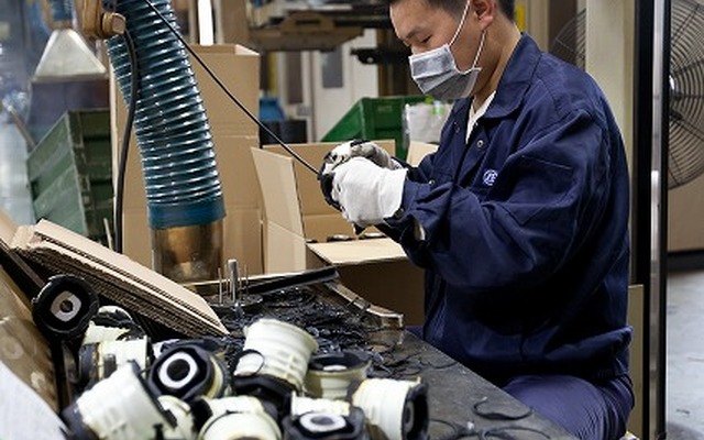 自動車向けのラバーメタル部品を生産する青浦工場のZF社員