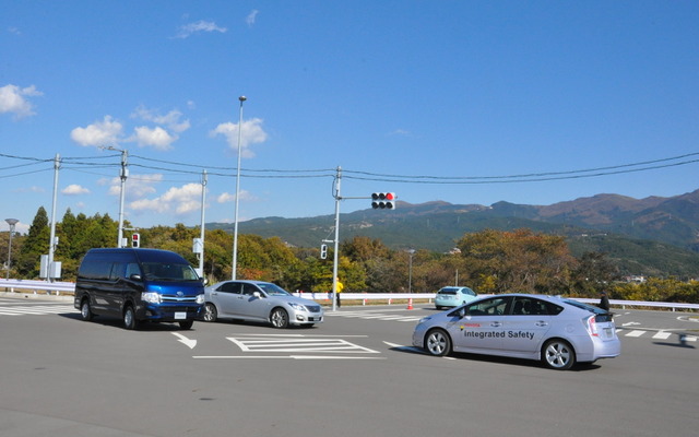 トヨタ東富士研究所内に設けられた高度道路交通システム（ITS）実験場