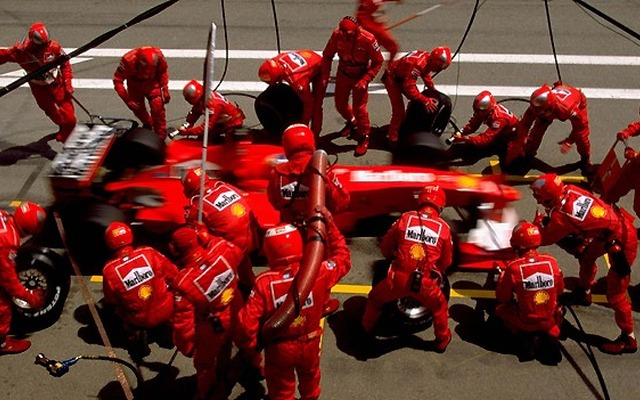 フェラーリがモーターショーでファンサービス