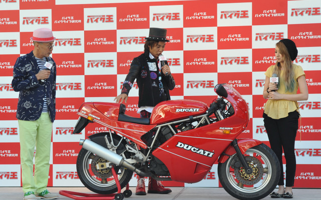 つるの剛士（中）の愛車ドゥカティを囲んで盛り上がるテリー伊藤（右）と南明奈（左）。