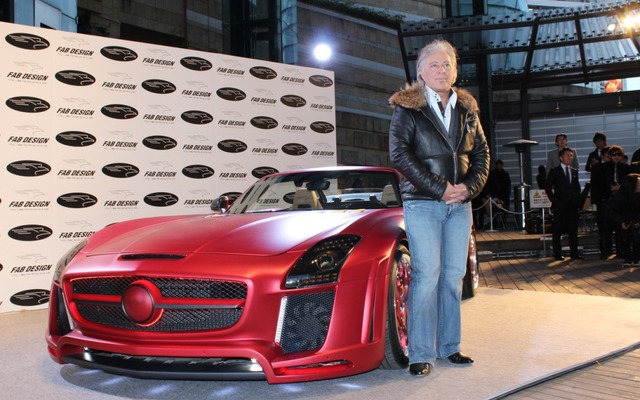 メルセデスベンツ・SLSロードスター”ジェットストリームと”FAB DESIGN代表のローランド・リザネック氏