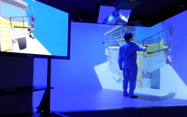 コマツ、バーチャルリアリティ装置「4面VRシステム」を茨城工場に導入