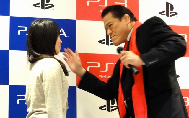 史上初のビンタ同梱パック、猪木さんの闘魂ほとばしるビックロイベントをフォトレポート