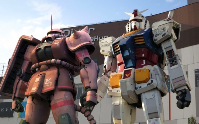 東京台場のダイバーシティ東京にある実物大ガンダムの隣にシャア専用ザクが登場