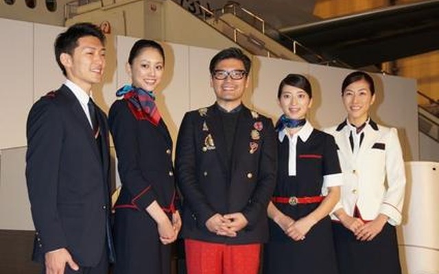 JAL新制服を初披露（写真中央：デザイナーの丸山敬太氏）