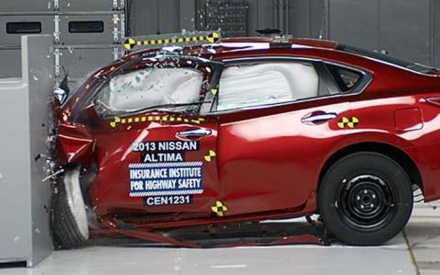 米IIHSが実施した新型日産アルティマの衝突テスト