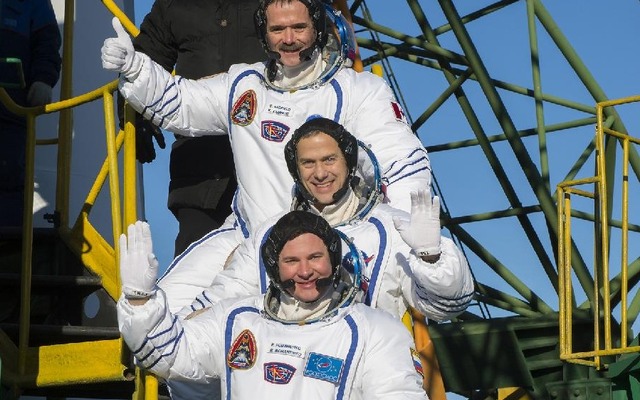 NASAのトム・マーシュバーン、ロシア連邦宇宙局のロマン・ロマネンコ、カナダ宇宙局のクリス・ハドフィールド各氏