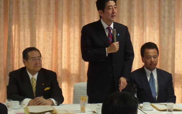 自民党の税制調査会幹部会合に出席した安倍晋三総裁