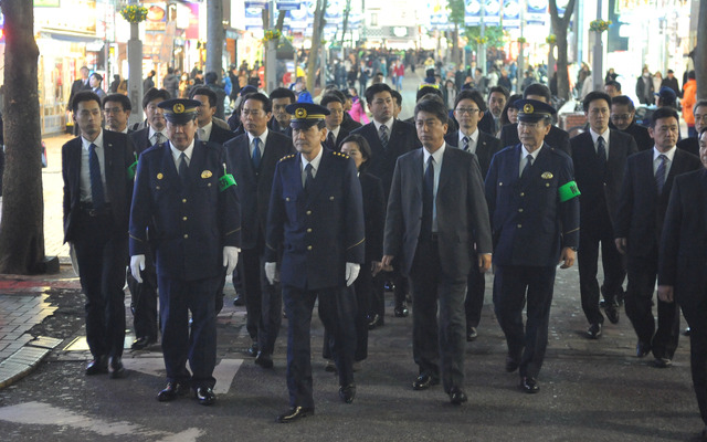 歌舞伎町セントラルロードを巡視する樋口警視総監ら」（21日・新宿区）