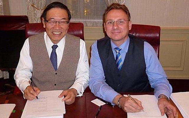 調印式で記念写真に納まる東海ゴム・西村社長（左）と Olaf Hahn CEO