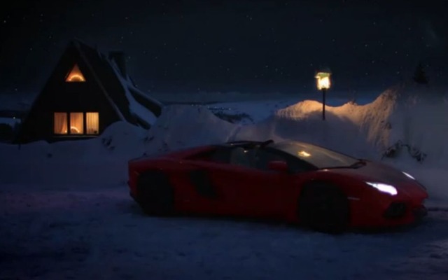 ランボルギーニ アヴェンタドール ロードスターを起用したクリスマス映像