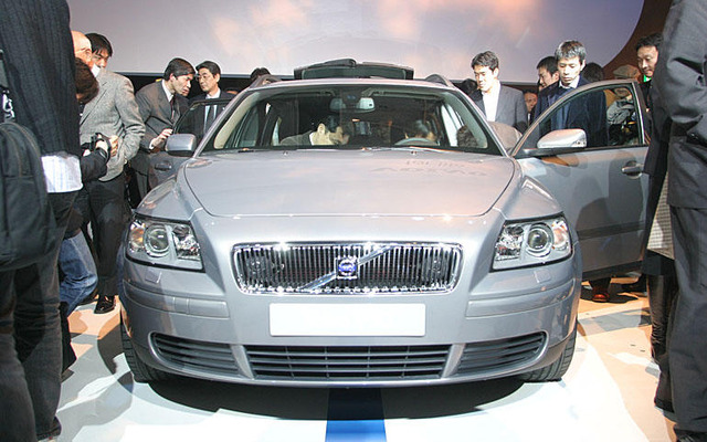 【COTY】ボルボ V50 にゴールデン・ステアリングホイール